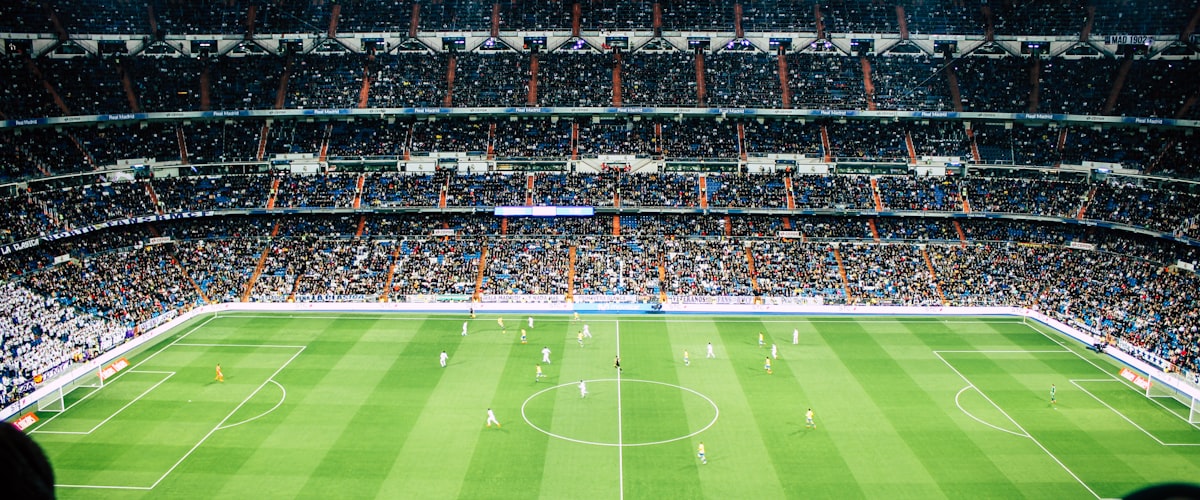 足球数据可视化仪表盘展示传球网络与射门热点图